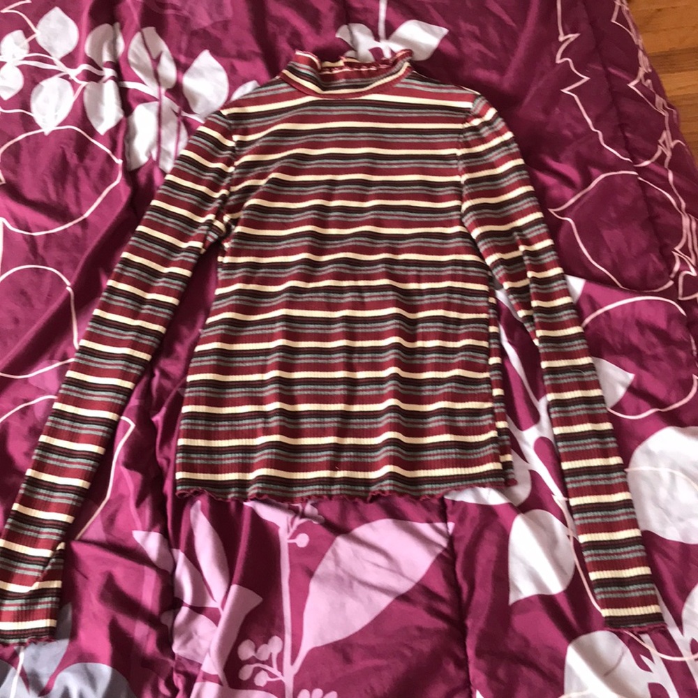 Short striped turtleneck shirt